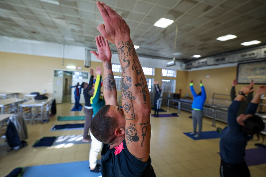 “Elevar corpo e mente” além dos gradeamentos